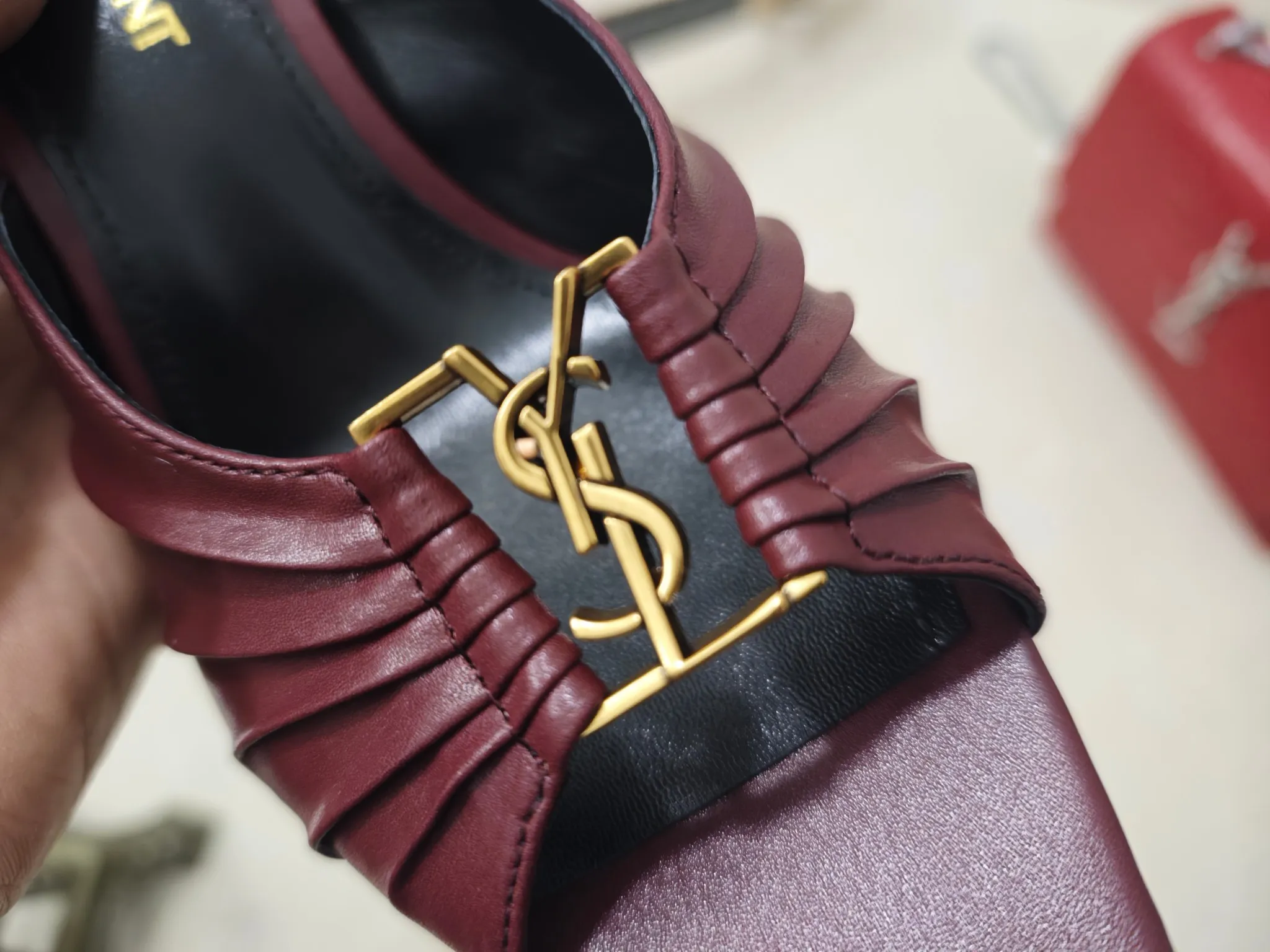 👟👟Ex-factory price 520👟👟 【Saint Laurent】Yves Saint Laurent, stiletto heel YSL sandals💃2025 early autumn counter synchronized with the latest styles, YSL, decoration👠 Classic and high-quality glamorous masterpieces, the hottest spring and summer series in the counter, with temperament, fashion, classic and attractive design style 😌The on-foot effect is particularly beautiful〰️, the material is imported from Italy, small black cow, imported black patent leather, lining, and foot pads; sheepskin, heel height, stiletto 9cm, size 35-41 (34.41.42 must be customized, non-returnable) outsole; imported genuine leather outsole, complete with counter packaging
